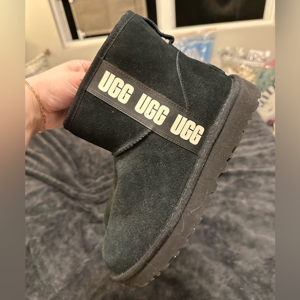 NWOT UGG Mini Logo Boot- Black Size 8